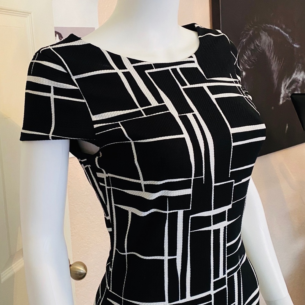 black and white body shape dress - Picture 5 of 10